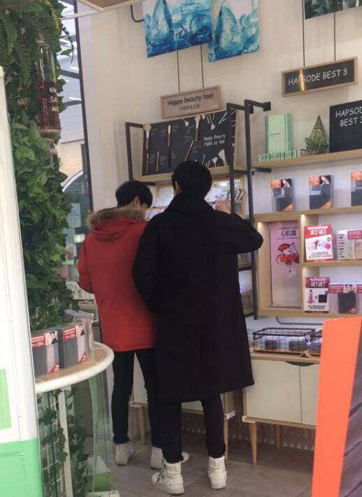 抓包男友與同性親熱 出柜男撞臉張藝興