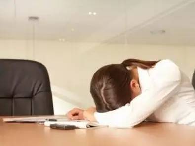 夫妻同時(shí)愛上一名女學(xué)生 扭曲感情夫妻變情敵