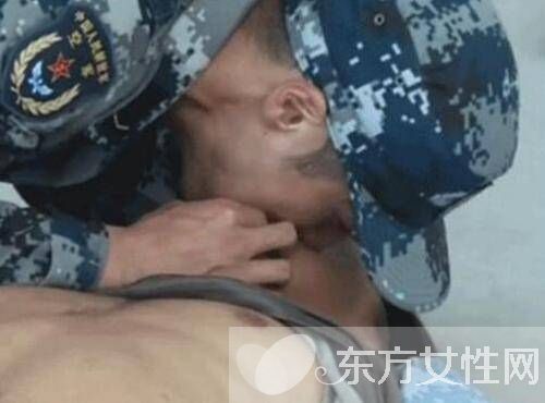 蔣勁夫激吻黃子韜 并贊韜韜嘴唇很柔軟