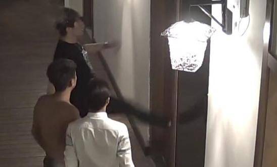 男子和女友酒店親熱 卻因親熱聲太大遭群毆