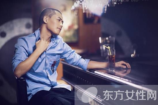 蘇醒李煒事件 女友被睡還拍裸照托奶哥被打