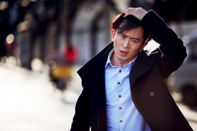 奇葩男樓道強(qiáng)吻女子腳趾 男子稱想做對方的一條狗