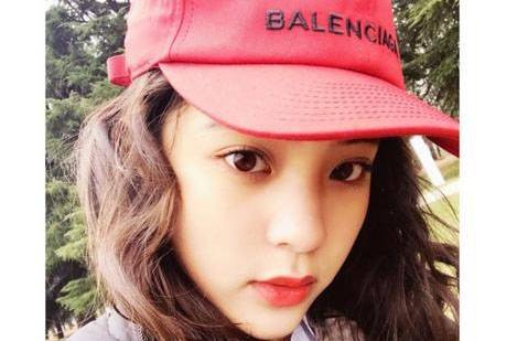 歐陽娜娜曝出蕾絲情 女女親吻的閨蜜是誰