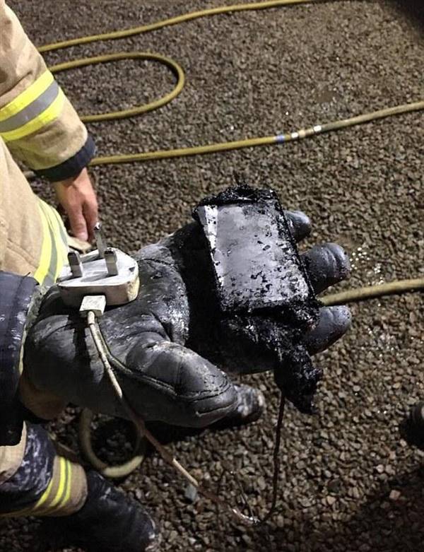 少女手機(jī)整晚充電起火 房間被燒毀