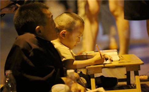 父子同患瓷娃娃病 父親邊乞討邊教兒讀書