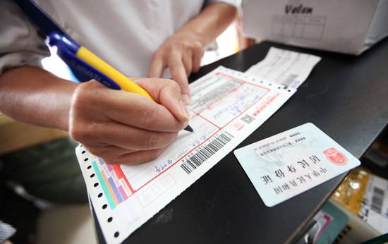 您的快遞已掉溝里 司機連夜趕路發(fā)生貨車側(cè)翻事故