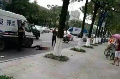 男子追砸押款車被打死 哪種情況下押運(yùn)員可以開槍