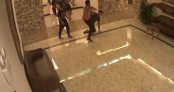 男子和女友酒店親熱 卻因親熱聲太大遭群毆