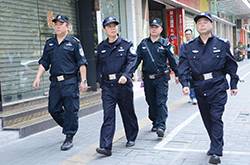女子夜晚獨(dú)行被尾隨 好心民警護(hù)送女子回家