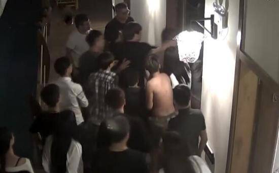 男子和女友酒店親熱 卻因親熱聲太大遭群毆