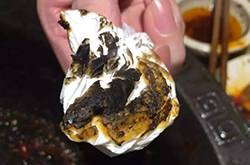 女子吃火鍋舌頭變黑 商家竟這么解釋