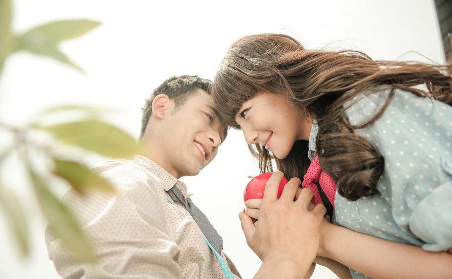 小情侶當(dāng)眾吻別遭大媽痛斥   沒家教 傷風(fēng)敗俗