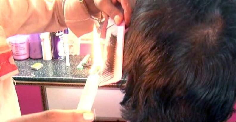 厲害了 印度大叔用蠟燭理發(fā)顧客絡(luò)繹不絕