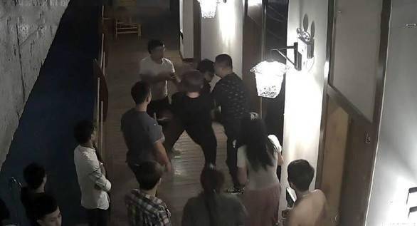 男子和女友酒店親熱 卻因親熱聲太大遭群毆