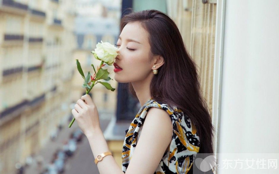 倪妮不雅照片流出 揉胸舔唇摸下體令人震驚