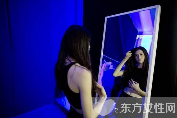 酒店房間暗裝雙面鏡 如何鑒別 偷窺 雙面鏡