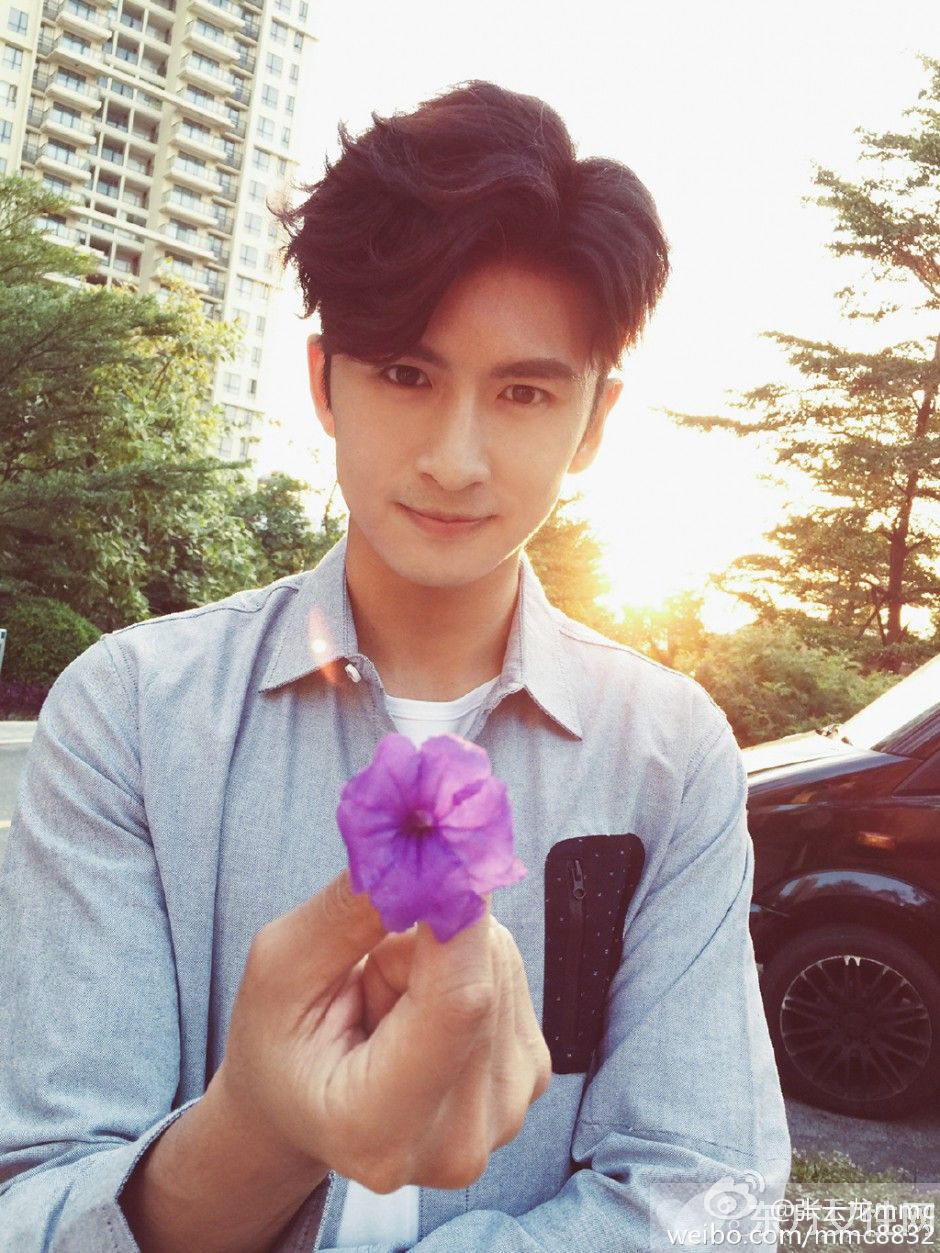 張云龍王一菲戀情曝光 同游日本甜蜜喂食