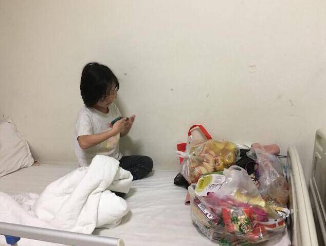 爺爺奶奶爸爸媽媽均去世 7歲小女孩只能以醫(yī)院為家