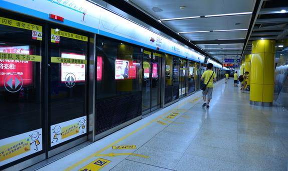 女子因長(zhǎng)痤瘡地鐵里痛哭 地鐵民警勸了3小時(shí)女子終于笑了