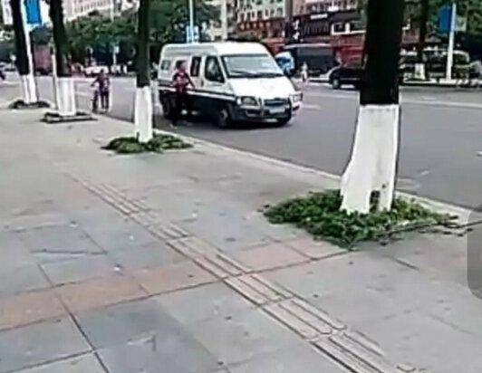 男子追砸押款車被打死 哪種情況下押運(yùn)員可以開槍