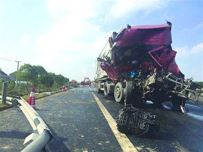 上海多車(chē)追尾9死43傷 男子為提醒他人被撞傷截肢