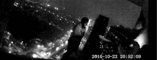 女孩創(chuàng)業(yè)失敗欲跳樓 民警大喊 握住我溫暖的大手