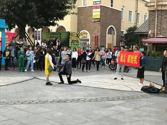 男子拿花圈當(dāng)眾求婚 女孩一臉懵逼生氣的走了