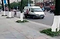 男子追砸押款車被打死 哪種情況下押運(yùn)員可以開(kāi)槍