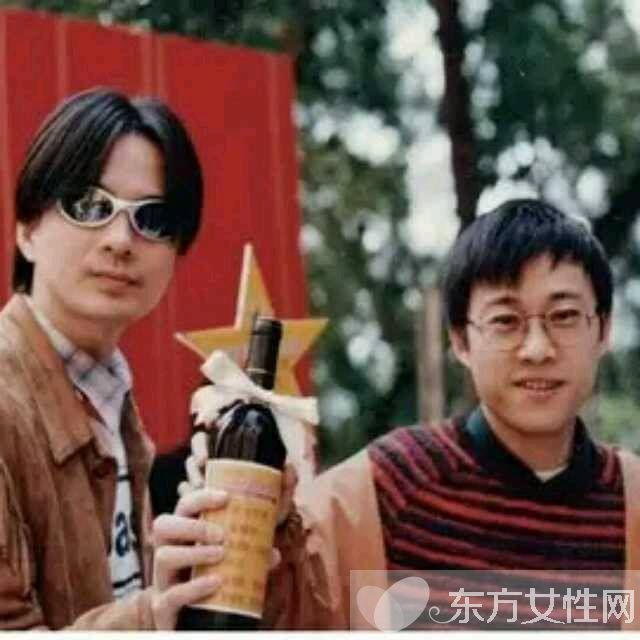 林夕黃耀明是合作無(wú)間的搭檔 林夕 寫(xiě)了那么多的詞卻贏不了他