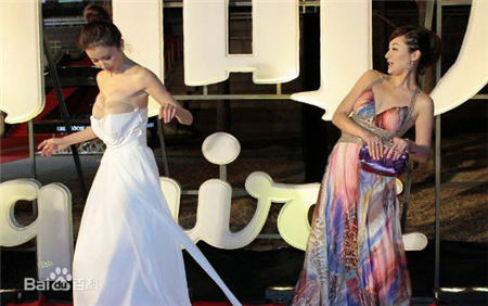 超模孫菲菲踩裙門是怎么回事 孫菲菲個人資料微博