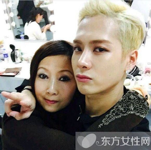 王嘉爾媽媽是誰 王嘉爾見媽媽雙眼泛紅熱淚不止