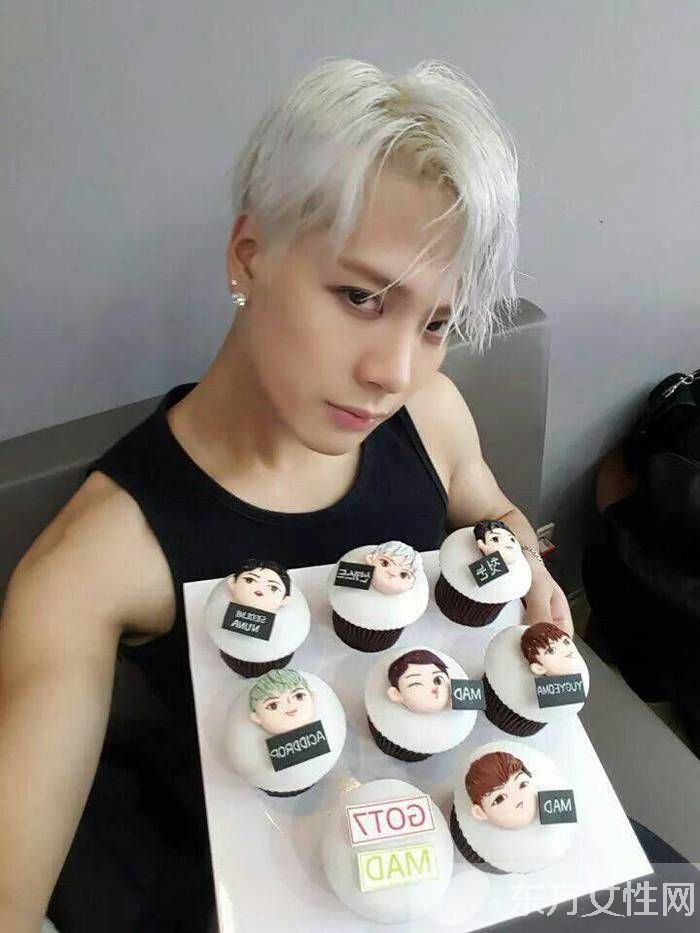 王嘉爾媽媽是誰 王嘉爾見媽媽雙眼泛紅熱淚不止