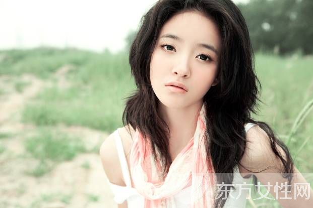 女星紅毯不慎走光露乳暈 成為全場焦點