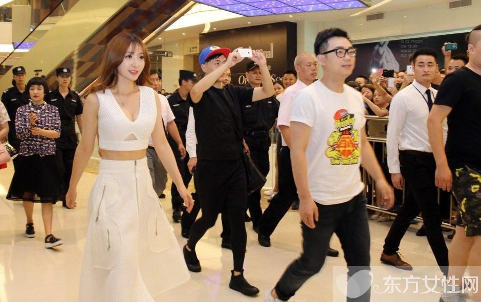 大鵬柳巖是什么關(guān)系 他們親密無間卻無關(guān)愛情