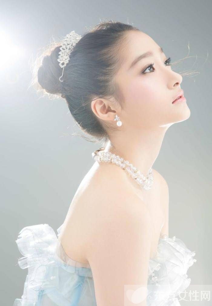 關(guān)曉彤的男朋友是誰  關(guān)曉彤家庭背景大起底