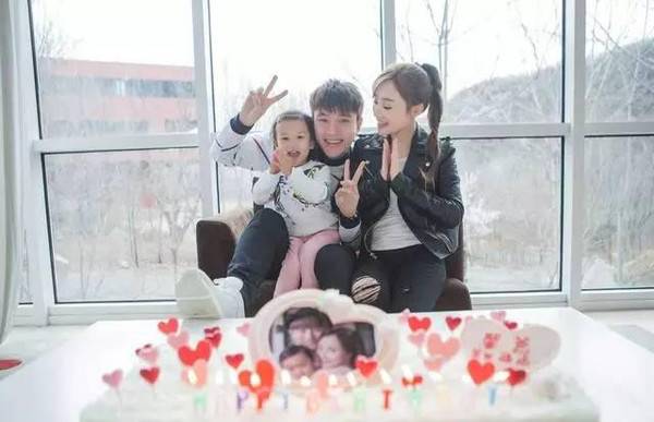 姐弟戀的明星夫妻 甜到不能再甜