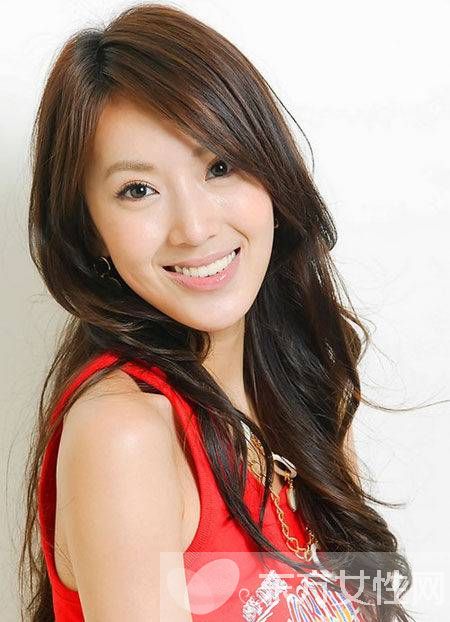 女星紅毯不慎走光露乳暈 成為全場焦點