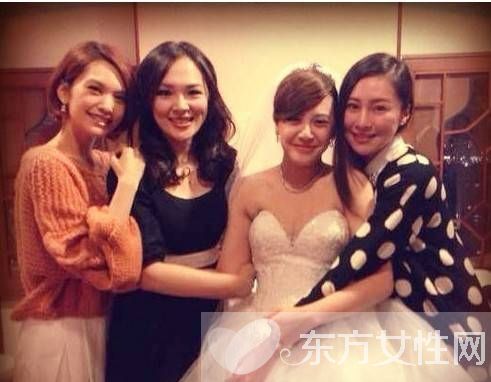 黃小柔穿黑色婚紗結(jié)婚公公力挺 黃小柔微博曬大肚照