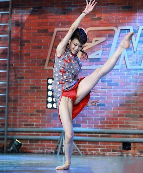 中國(guó)好舞蹈旗袍美女周麗君 微博私照曝劈叉走光圖