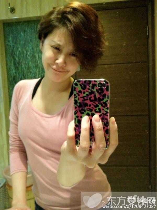 黃小柔穿黑色婚紗結(jié)婚公公力挺 黃小柔微博曬大肚照