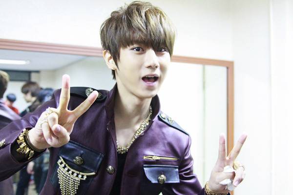 揭張賢勝金泫雅私下真實(shí)關(guān)系 翹臀被摸動(dòng)作曖昧