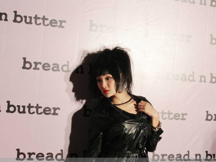 揭變性人左崴崴背景資料 左崴崴 隆胸為了生活