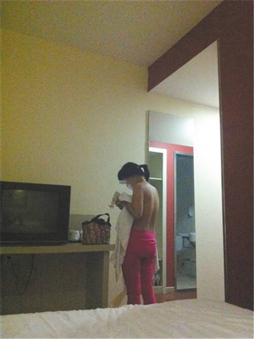 揭秘人乳交易內(nèi)幕 成人奶媽提供性服務(wù)