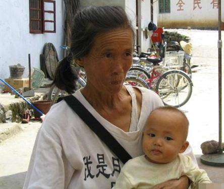  月亮媽媽 徐秀珍僅小學(xué)三年級文化 如今是精通11門國外語導(dǎo)游