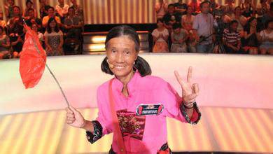  月亮媽媽 徐秀珍僅小學(xué)三年級文化 如今是精通11門國外語導(dǎo)游