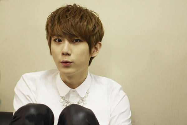 揭張賢勝金泫雅私下真實(shí)關(guān)系 翹臀被摸動(dòng)作曖昧