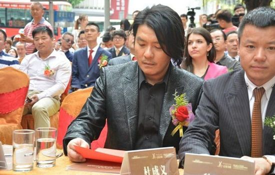 阿杜轉型當老板 一身西裝打扮神采奕奕