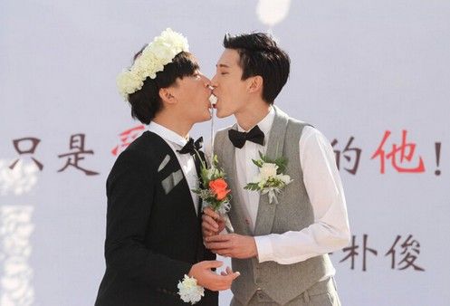 金樸俊與同性男友張耘碩結(jié)婚 婚禮現(xiàn)場擁吻