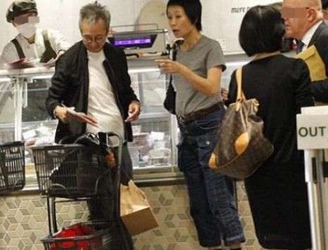 葉童為什幺沒有孩子 葉童與老公陳國熹逛超市