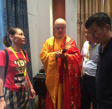 徐少華老婆是誰 唐僧扮演者徐少華身披袈裟撈金